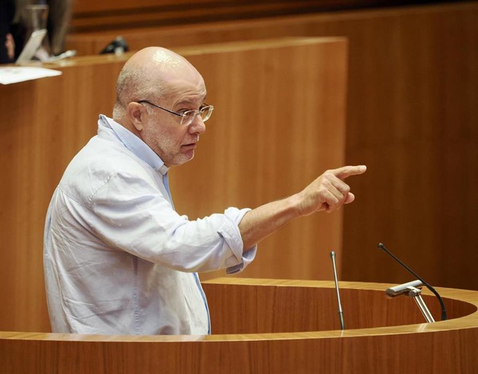 El procurador del Grupo Mixto Francisco Igea interviene durante el Pleno de las Cortes.