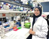 Foto: La científica tunecina Marwa Mahdouani realiza una estancia posdoctoral en el CNIO sobre cáncer colorrectal hereditario