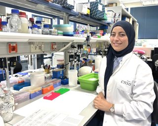 La científica tunecina Marwa Mahdouani realiza una estancia posdoctoral en el CNIO sobre cáncer colorrectal hereditario.