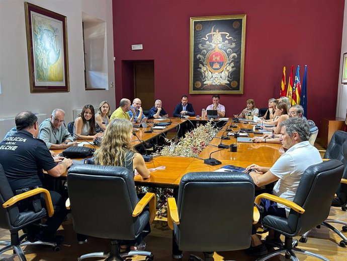 Reunión en el Ayuntamiento de Elche (Alicante), presidida por su alcalde, Pablo Ruz, sobre los trabajos para recuperar la normalidad tras el ciberataque registrado el pasado lunes en el consistorio