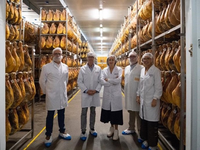 El presidente del Gobierno de La Rioja, Gonzalo Capellán, junto a la consejera de Economía, Innovación, Empresa y Trabajo Autónomo, Belinda León, visita las instalaciones de la empresa Martínez Somalo