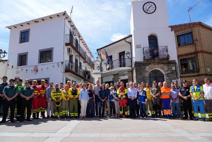 Los Reyes Felipe VI y Letizia posan en Cabezabellosa en una foto de familia con representantes de todos los medios de extinción que participaron en el incendio de Jarilla.