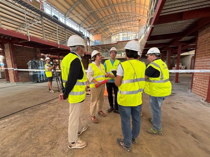 La teniente de alcalde Raquel Gil visita las obras del Mercat de l'Abaceria