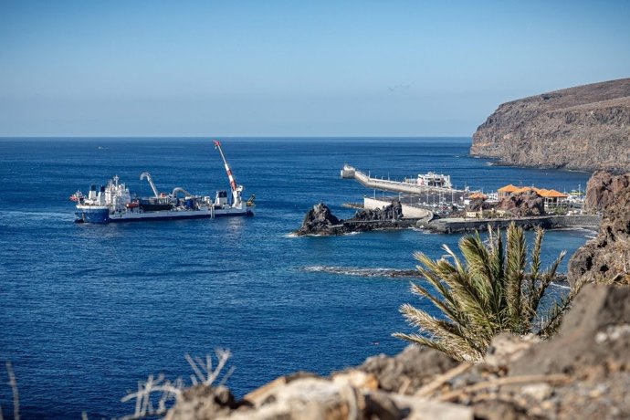 Inicio del tendido del cable submarino que unirá Tenerife y La Gomera
