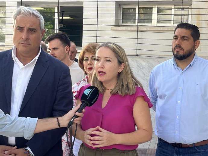 La parlamentaria andaluza del PSOE, Alicia Murillo, en rueda de prensa junto al secretario general de los socialistas de Torremolinos, Antonio Navarro, en la puerta del centro de salud de El Calvario.