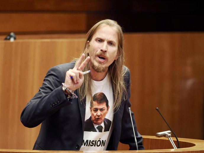 El secretario de Organización y portavoz de Podemos, Pablo Fernández, interviene durante el Pleno de las Cortes 