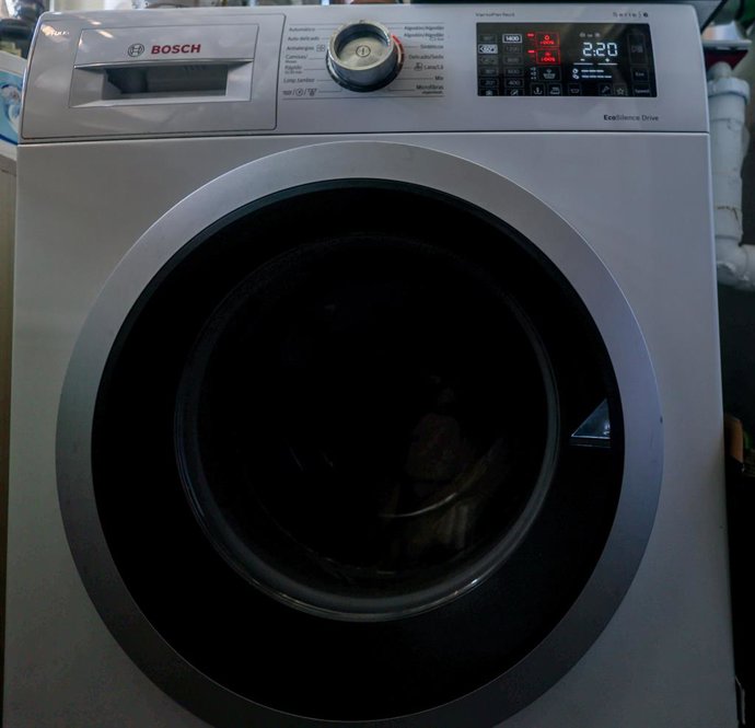Archivo - Arquivo - Uma máquina de lavar roupa em 8 de setembro de 2024 em Madri (Espanha). O preço médio da eletricidade no mercado atacadista caiu 14,2% neste domingo, 8 de setembro, em comparação com o sábado, ficando em 67,76 euros por megawatt-hora.