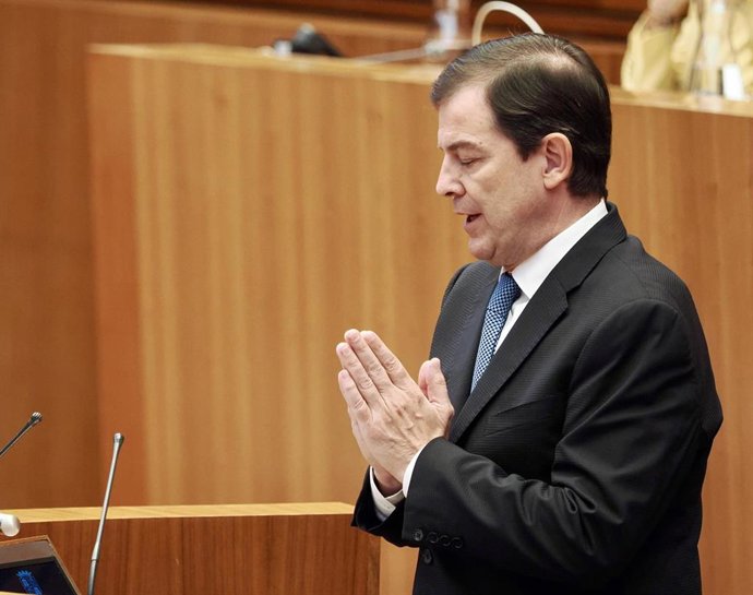 El presidente de la Junta, Alfonso Fernández Mañueco, comparece ante el Pleno de las Cortes para informar sobre los incendios forestales en la Comunidad.