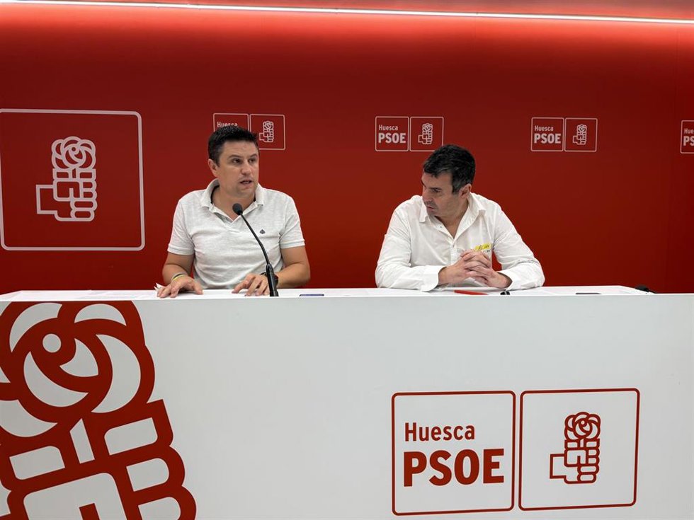 El portavoz del grupo socialista en la DPH,  Antonio Biescas; y el diputado provincial del PSOE, Fernando Sánchez