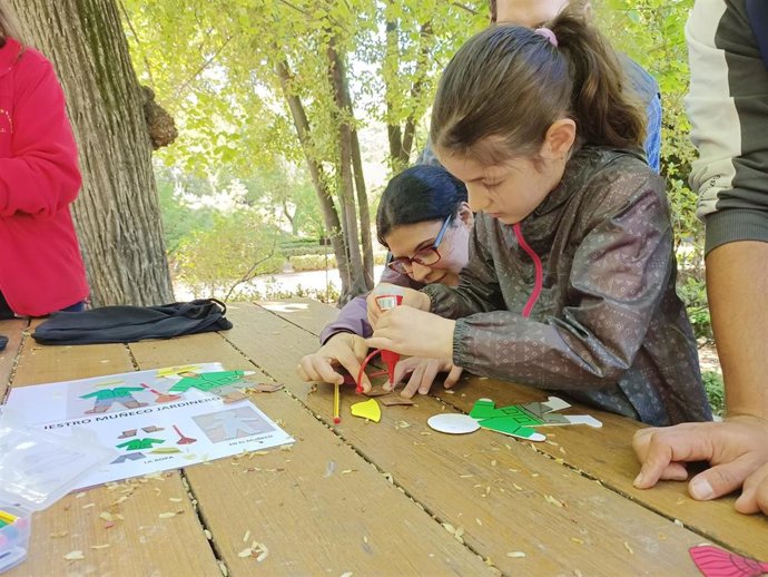 Archivo - Imagen de archivo de varios participantes en una actividad en el Jardín.