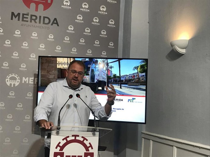 El alcalde de Mérida, Antonio Rodríguez Osuna, en la presentación de la nueva campaña de comunicación y concienciación de los Servicios de Limpieza de la ciudad