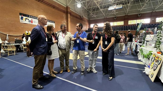 Los organizadores del evento con el rector, José Miguel García, a la izquierda y el vice alcalde, Juan Manuel Manso, tercero por la izquierda.