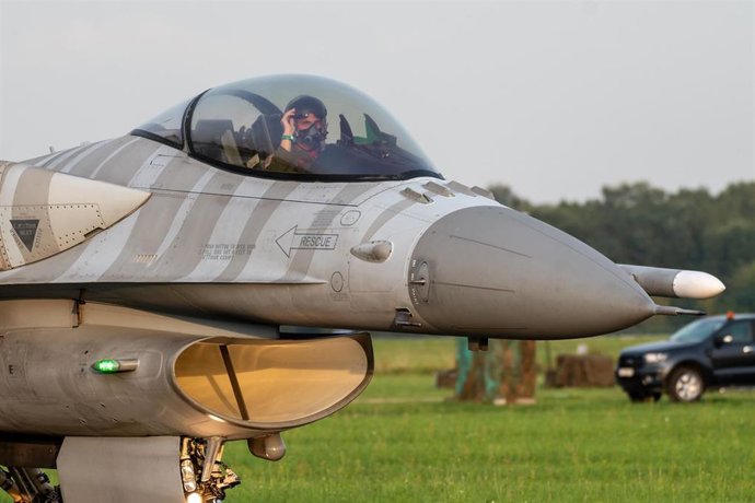 Archivo - Imagen de archivo del mayor Maciej Krakowian, pilotando un F-16
