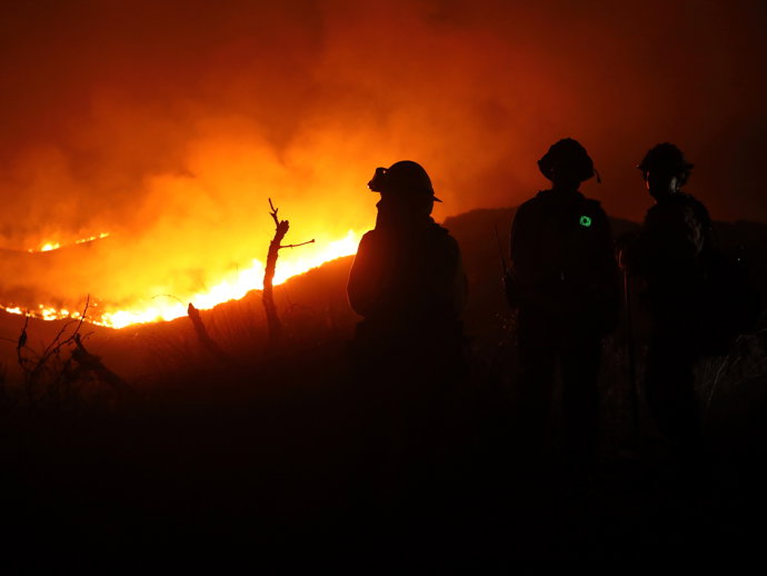 VENTURA, 8 de agosto de 2025 -- Bombeiros inspecionam o incêndio florestal no condado de Ventura, Califórnia, Estados Unidos, em 7 de agosto de 2025. O incêndio florestal, chamado de incêndio do Canyon, começou por volta das 13h25, horário local (2025 GMT