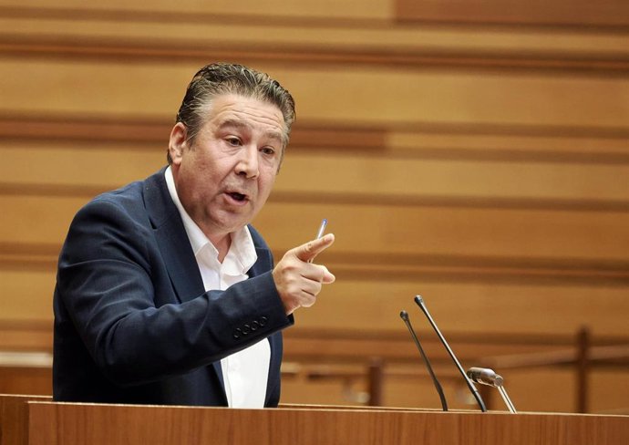 El procurador de UPL Luis Mariano Santos interviene durante el Pleno de las Cortes 