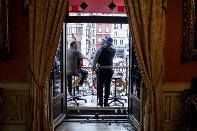 Actuación desde el balcón del Ayuntamiento.