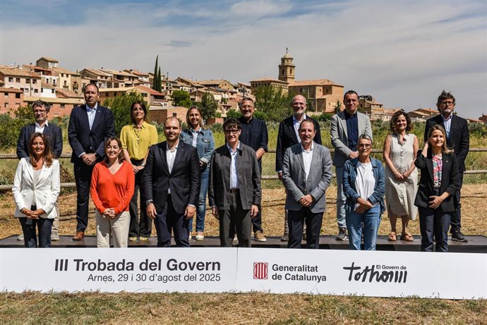 El presidente de la Generalitat de Cataluña, Salvador Illa (c), posa a su llegada a la III Trobada del Govern, en Vilar Rural, a 29 de agosto de 2025, en Arnes, Tarragona, Cataluña (España). Esta es la tercera reunión del Ejecutivo fuera del Palau de la G
