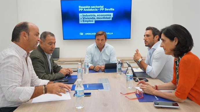 El secretario general del PP-A, Antonio Repullo, en una reunión con la dirección del PP de Sevilla.