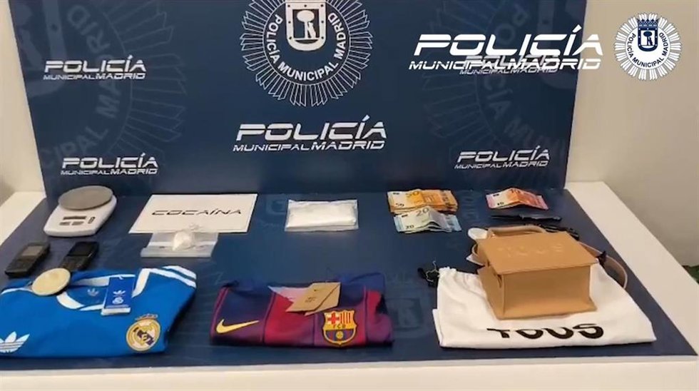 Sustancias estupefacientes incautadas, junto a dinero en efectivo, y objetos robados localizados en un bar en Puente de Vallecas