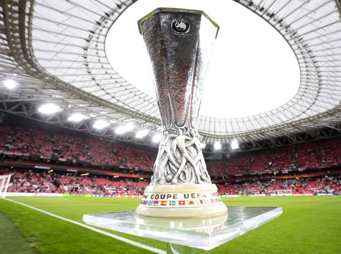 Archivo - 21 May 2025, Spain, Bilbao: UEFA Europa League trophy stands ahead of the UEFA Europa League final soccer match between Tottenham Hotspur and Manchester United at the Estadio de San Mames. Photo: Nick Potts/PA Wire/dpa