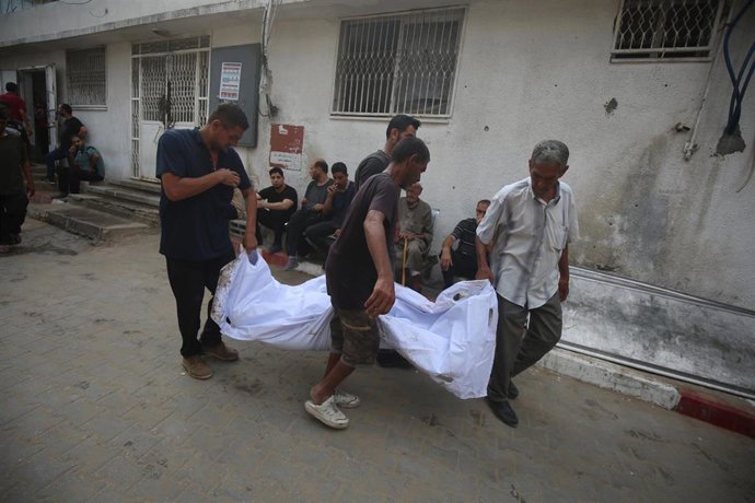 Palestinos trasladan el cadáver de un muerto a causa de un ataque del Ejército de Israel contra la Franja de Gaza (archivo)