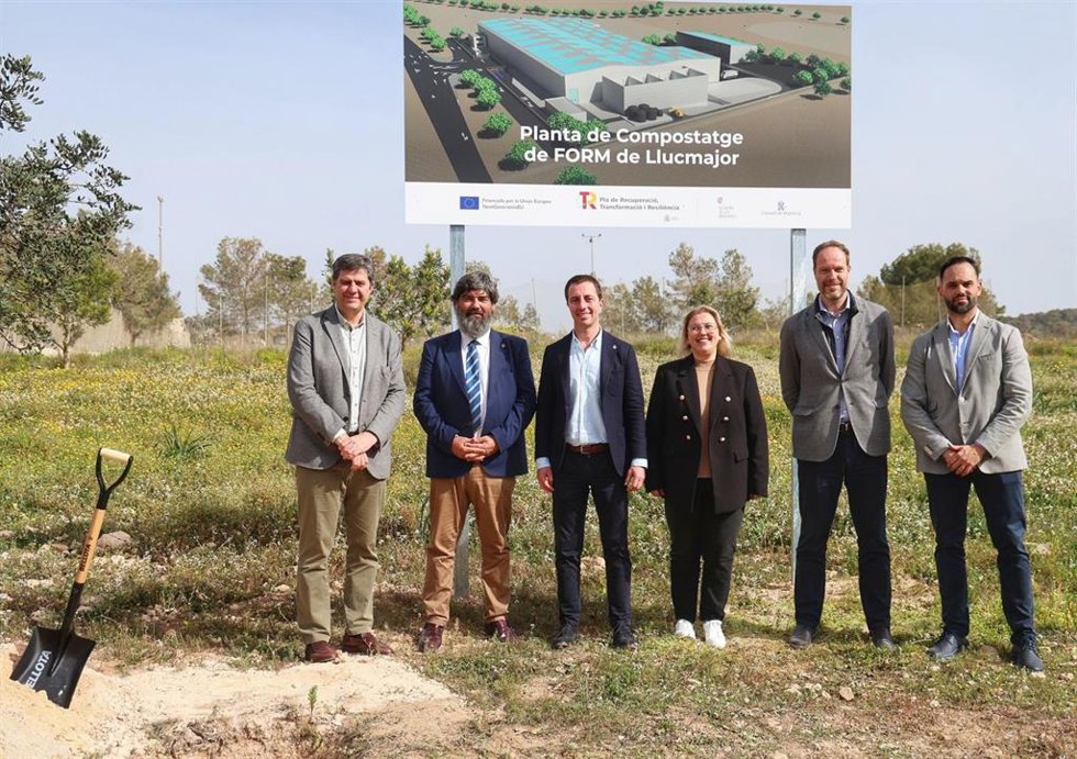 Archivo - Representantes del Govern, el Consell de Mallorca y el Ayuntamiento de Llucmajor participan en la colocación de la primera piedra de la planta de compostaje de Llucmajor.