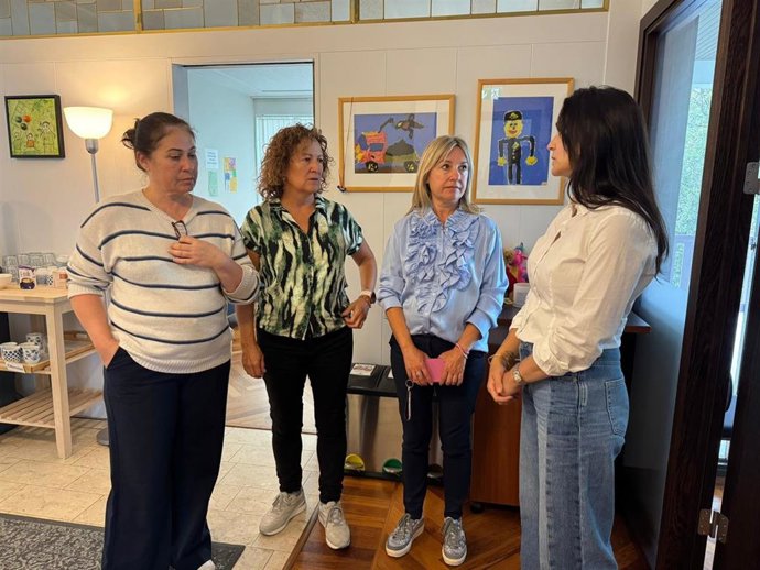 Encarnación Vicente, segunda por la izquierda