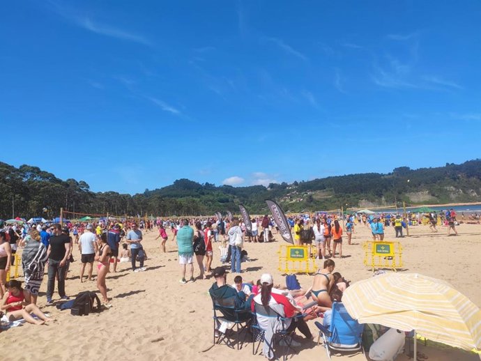 Archivo - Deporte en la playa de Rodiles, voley-playa