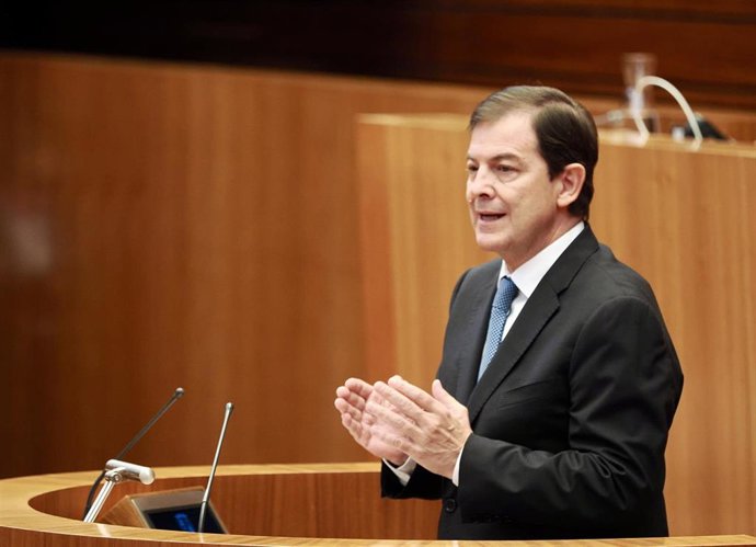 El presidente de la Junta, Alfonso Fernández Mañueco, comparece ante el Pleno de las Cortes para informar sobre los incendios forestales en la Comunidad, en el Parlamento autonómico