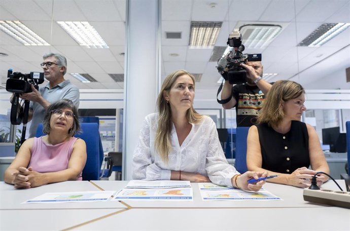 La vicepresidenta del Gobierno y ministra para la Transición Ecológica y el Reto Demográfico, Sara Aagesen (c), durante su  visita al Centro Nacional de Predicción de la Agencia Estatal de Meteorología (Aemet).