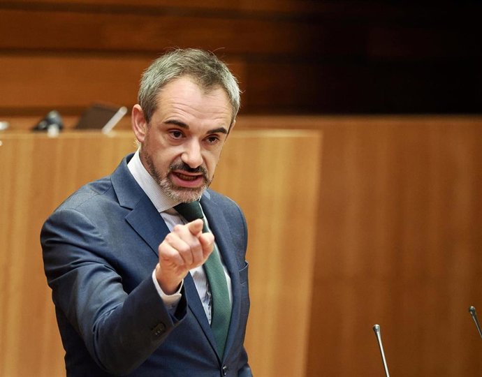 El procurador de VOX David Hierro interviene durante el Pleno de las Cortes