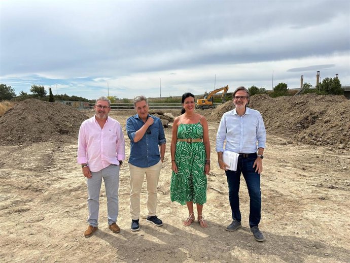 La alcaldesa de Huesca, Lorena Orduna, visita el comienzo de las obras del aparcamiento disuasorio de la calle Zaragoza con 148 plazas y un diseño sostenible