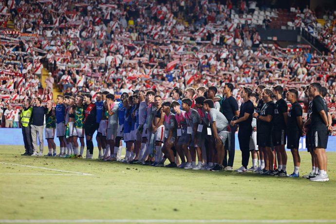 Players of Rayo Vallecano celebrate the victory during the UEFA Conference League Play-off second leg match between Rayo Vallecano and Neman Grodno at Estadio de Vallecas on August 28, 2025, in Madrid, Spain.
