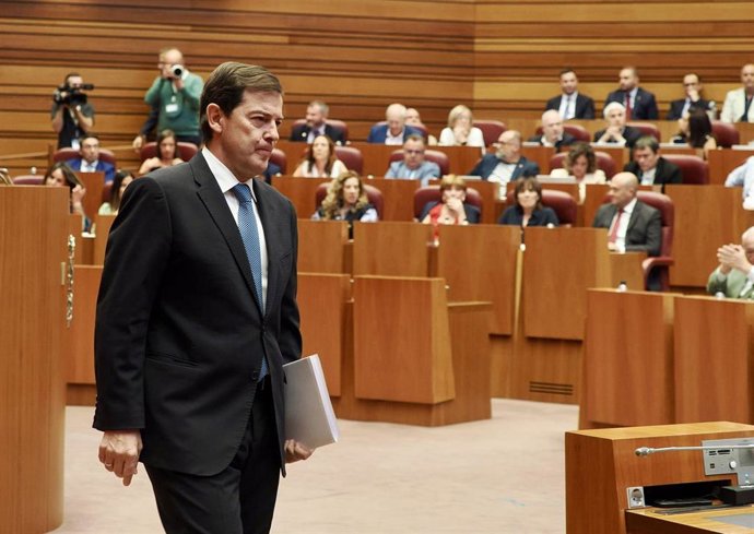 El presidente de la Junta, Alfonso Fernández Mañueco, comparece ante el Pleno de las Cortes para informar sobre los incendios forestales en la Comunidad.