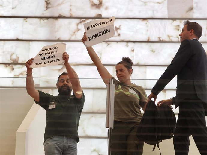 Bomberos forestales protestas son expulsados durante el Pleno de las Cortes 