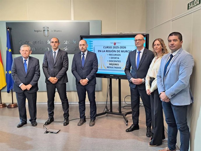 El consejero de Educación y Formación Profesional, Víctor Marín, presenta las principales novedades de inicio de curso 2025-2026