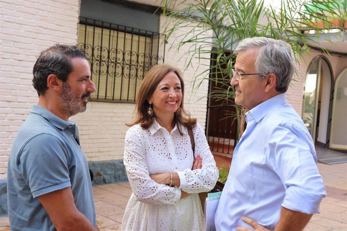La presidenta del PP de Málaga, Patricia Navarro, y el secretario general de la formación en la provincia, José Ramón Carmona, junto al presidente del PP de Estepona y alcalde del municipio, José María García Urbano