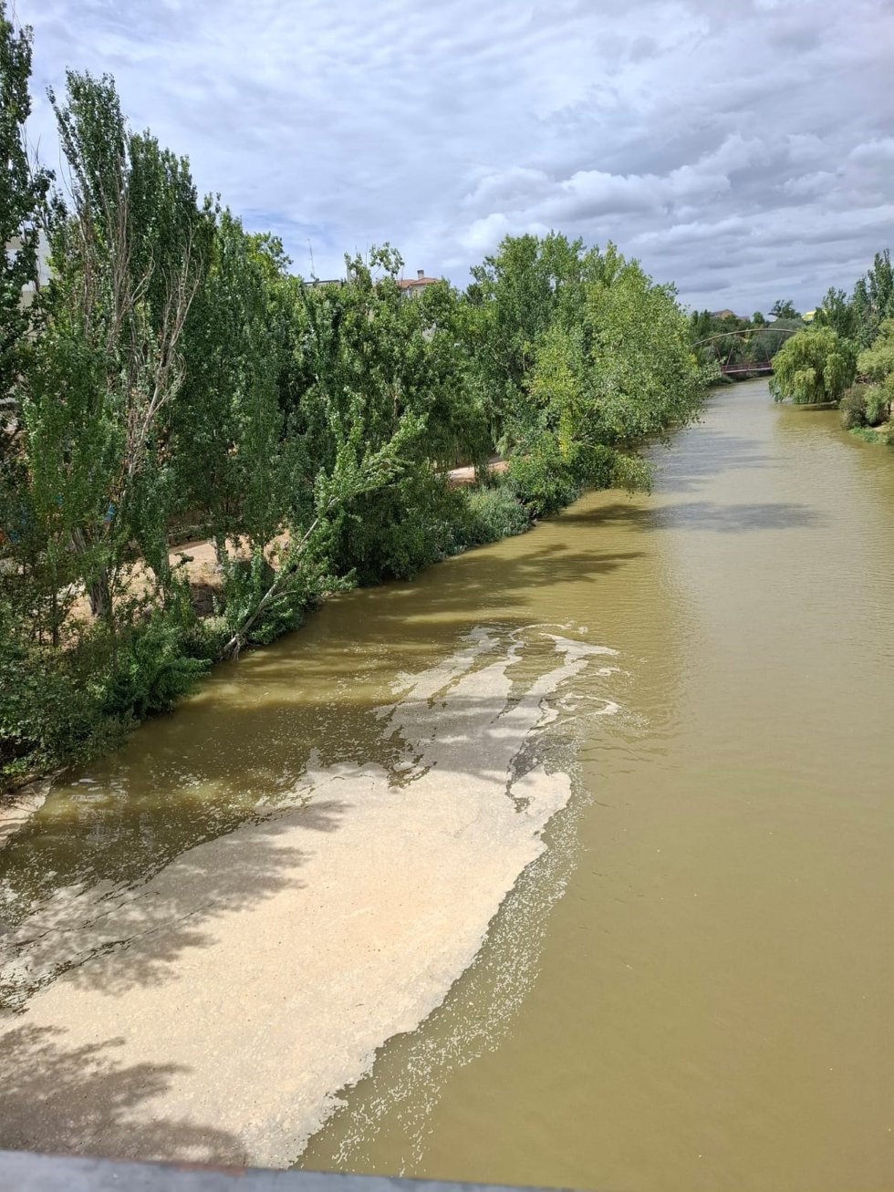El Ayuntamiento de Aranda de Duero (Burgos) asegura que la mancha de espuma aparecida en el río no es contaminante