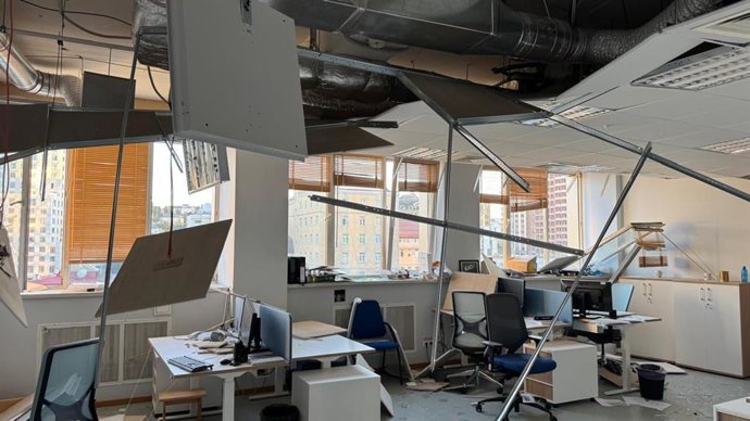 Las oficinas de la Delegación de la Unión Europea en Kiev (Ucrania) tras la oleada de ataques con drones perpetrada esta madrugada por el Ejército ruso.