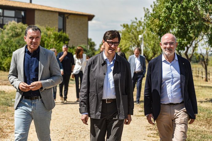 El president de la Generalitat de Catalunya, Salvador Illa (c), arriba a la III Trobada del Govern, a Vilar Rural a Arnes (Tarragona)