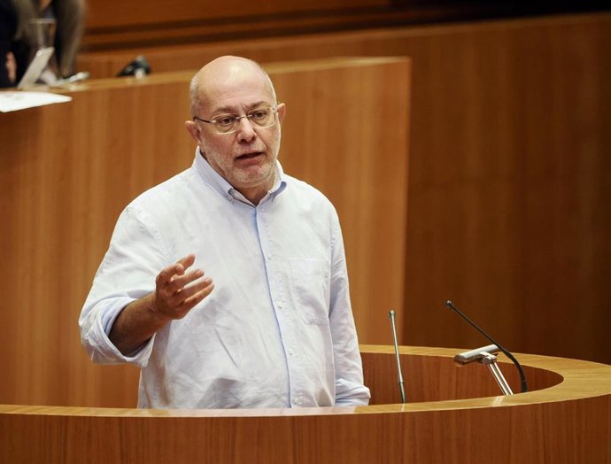 El procurador del Grupo Mixto Francisco Igea interviene durante el Pleno de las Cortes para informar sobre los incendios forestales en la Comunidad, en el Parlamento autonómico, a 29 de agosto de 2025, en Valladolid, Castilla y León (España)
