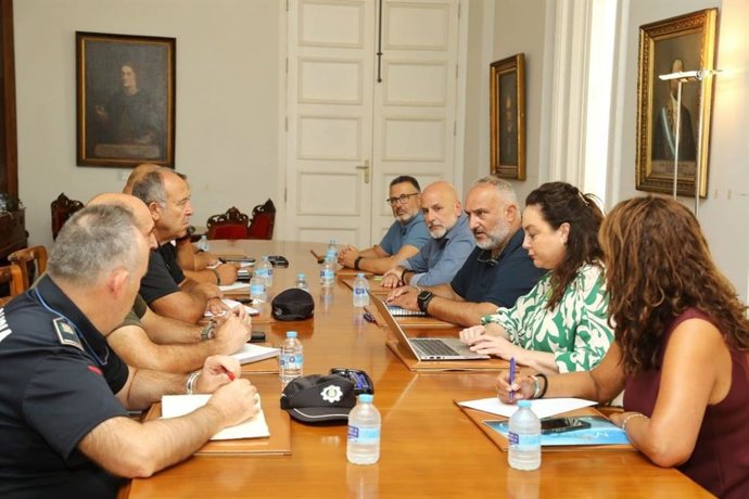 Reunión de coordinación para la vigilancia en el entorno de la Isla del Ciervo