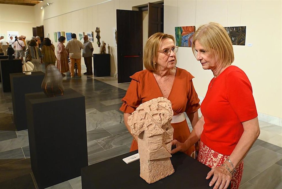 La alcaldesa de Jerez de la Frontera (Cádiz), María José García-Pelayo, junto a Ana María Sabido en la inauguración de la exposición 'Del Deporte al Arte', en la sala Cerchas de los Claustros de Santo Domingo.