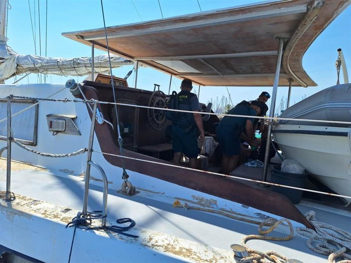 Efectivos de Guardia Civil en un barco en el Mar Menor