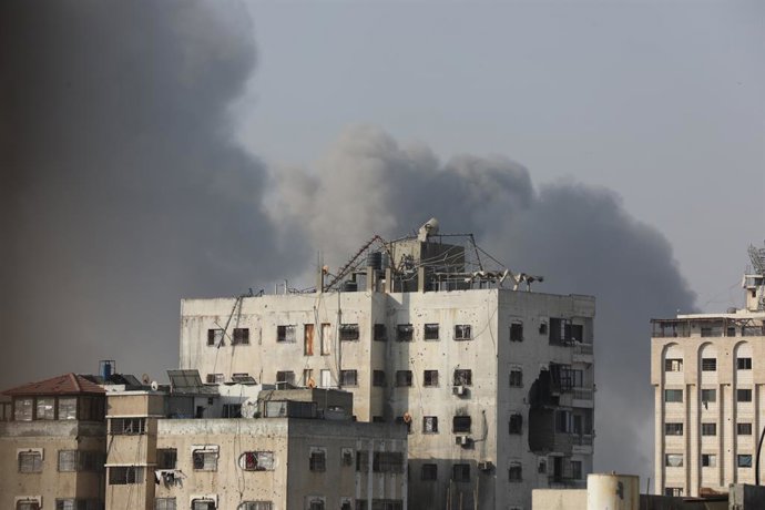 19 de agosto de 2025, Territórios Palestinos, Gaza: A fumaça se espalha após um ataque israelense a uma casa na Cidade de Gaza. Foto: Omar Ashtawy/APA Images via ZUMA Press Wire/dpa
