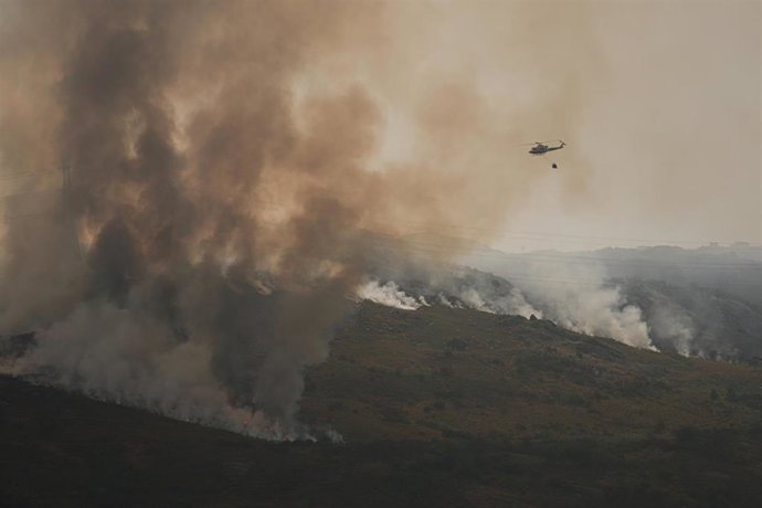 Efectivos aéreos de los bomberos durante las labores de extinción del incendio de Avión, a 25 de agosto de 2025, en Avión, Ourense
