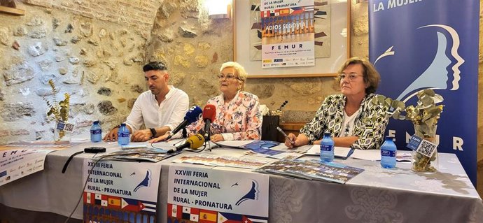 La Presidenta De Femur, Juana Borrego (Centro), Con La Secretaria General, Elena García, Durante La Presentación De La 28ª Feria Pronatura (Femur).