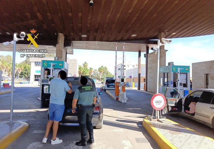 Detenido en la frontera de Melilla con Marruecos un joven oculto bajo una furgoneta en busca por narcotráfico y corrupción de funcionario