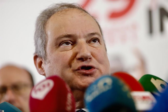 Archivo - El ministro de Industria y Turismo, Jordi Hereu, atiende a los medios durante la visita a la Feria de la Industria de Málaga. A 13 de diciembre de 2024, en Málaga (Andalucía, España). El ministro de Industria y Turismo, Jordi Hereu, ha participa