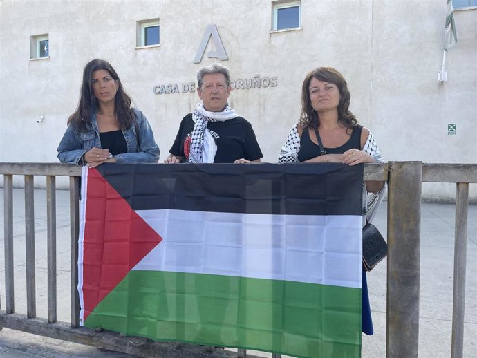 Juan José Ruiz, Guadalupe Calvo y Cristina Rey, representantes de las plaformas de Puerto Real y El Puerto con Palestina.